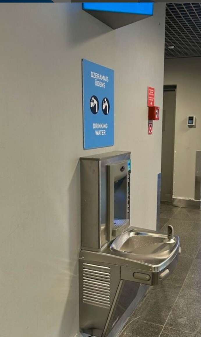Dispozitiv de umplere sticle OASIS la Aeroportul Riga